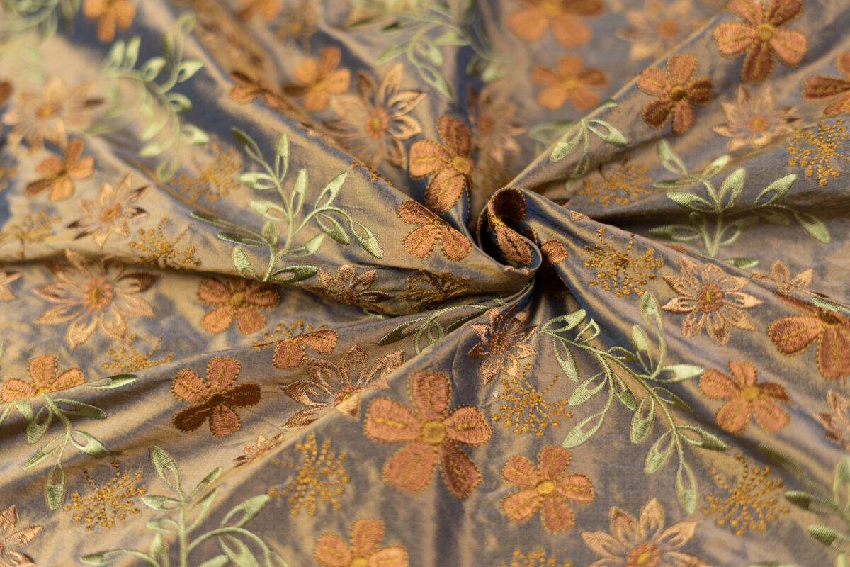 Wild(Shantung)-Seide taupe-blau bestickt
