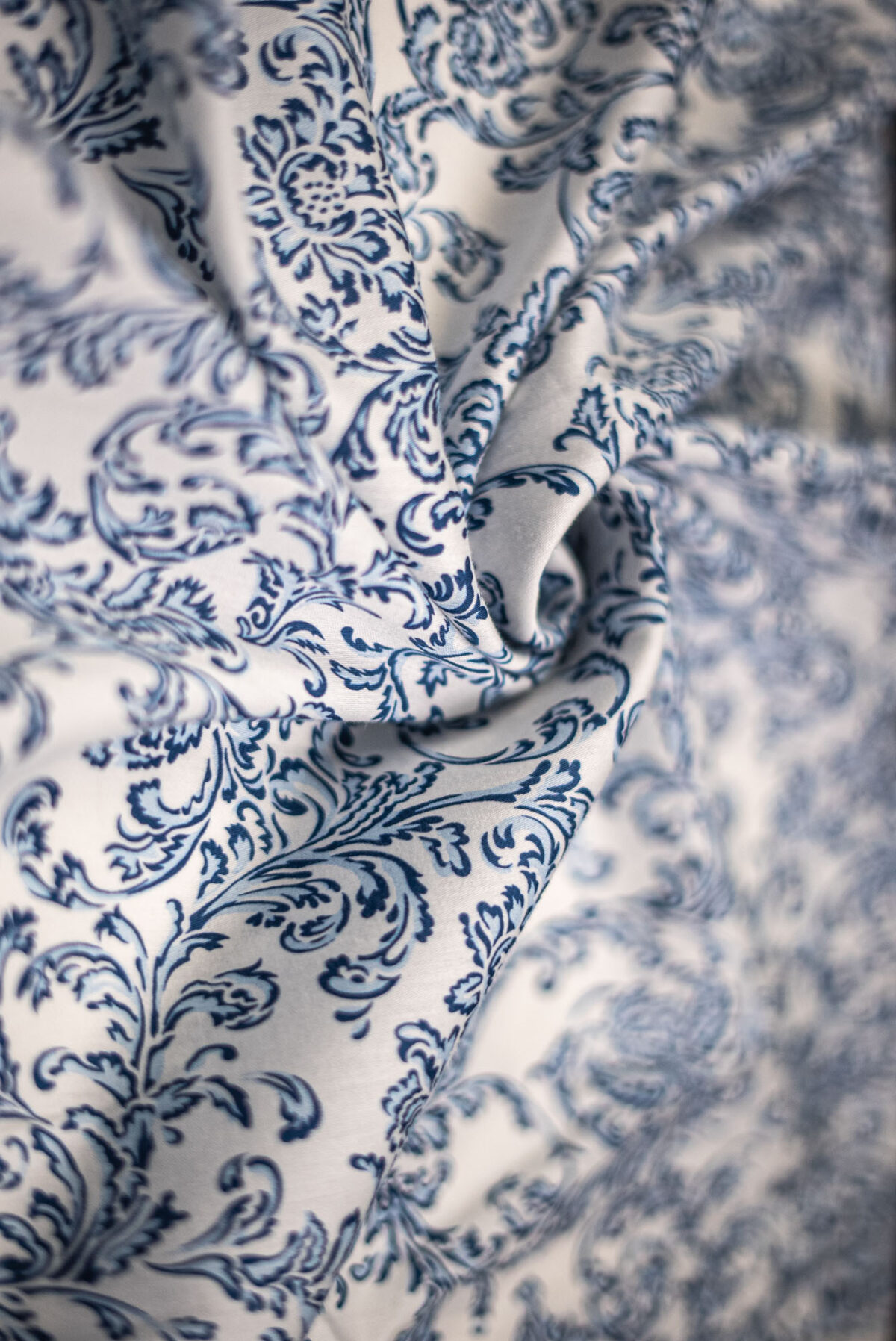 Baumwollsatin blau Modeldruck