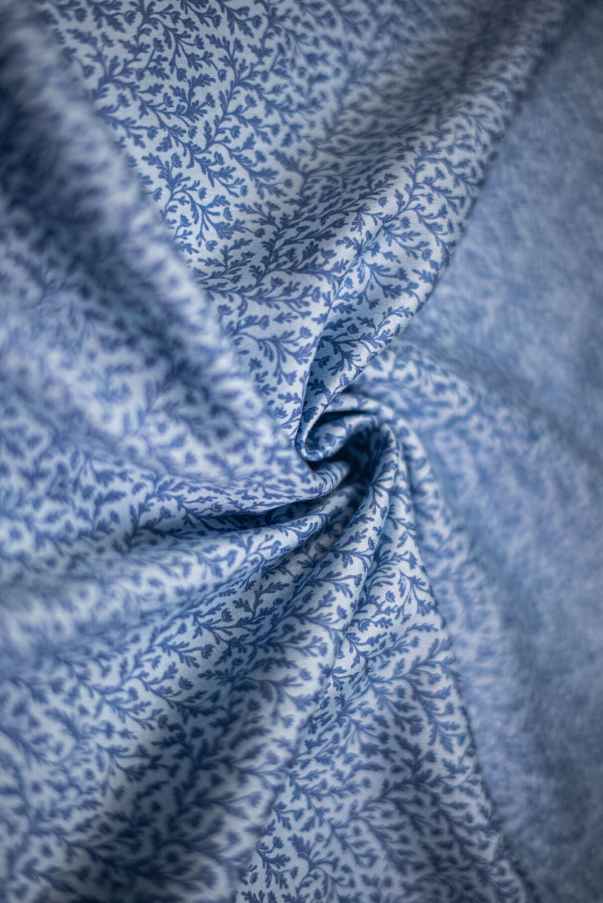 Baumwollsatin blau Modeldruck