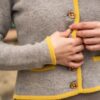 Strickjacke mit Schösserl grau – Bild 7