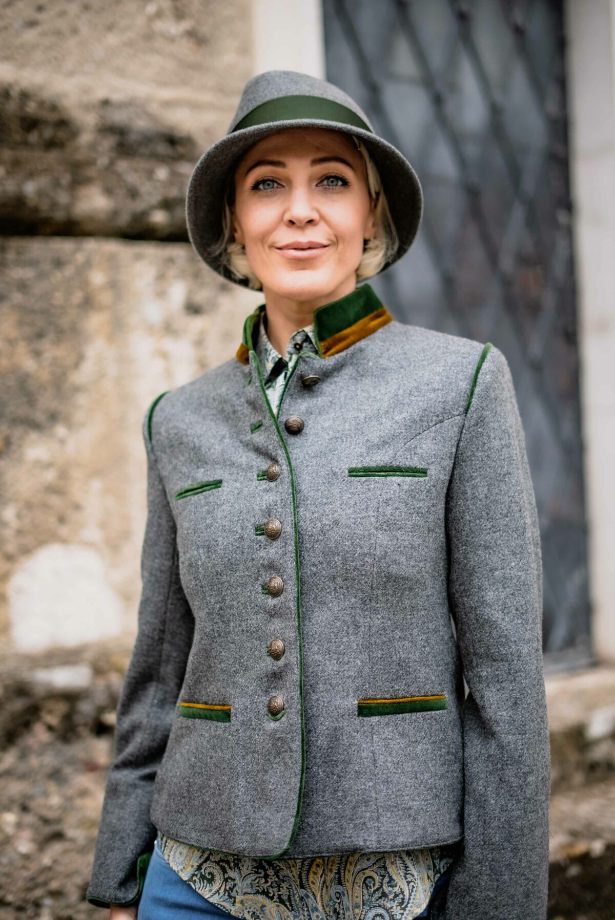 Lodenjacke mit Samtstehkragen grau