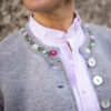 Strickjacke mit Stickerei an Ärmel und Kragen – Bild 2
