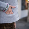 Strickjacke mit Stickerei an Ärmel und Kragen – Bild 4