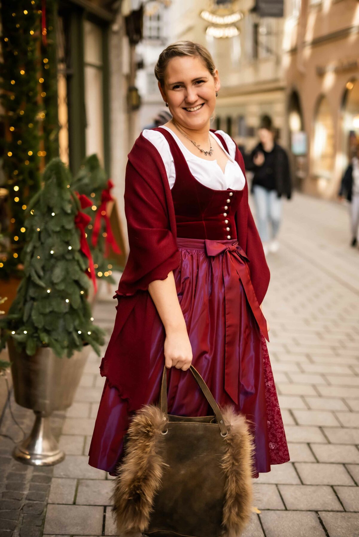 Dirndl Sophia aus Samt & Seide – Bild 3