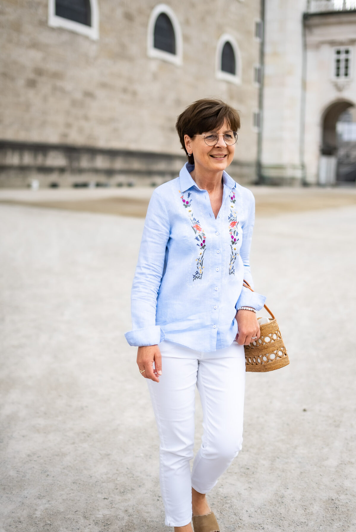 Leinenbluse mit Stick – Bild 2
