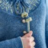 Strickjacke mit Bordüre blau – Bild 5