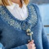 Strickjacke mit Bordüre blau – Bild 4