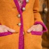 Strickjacke in Walk orange mit pink – Bild 3