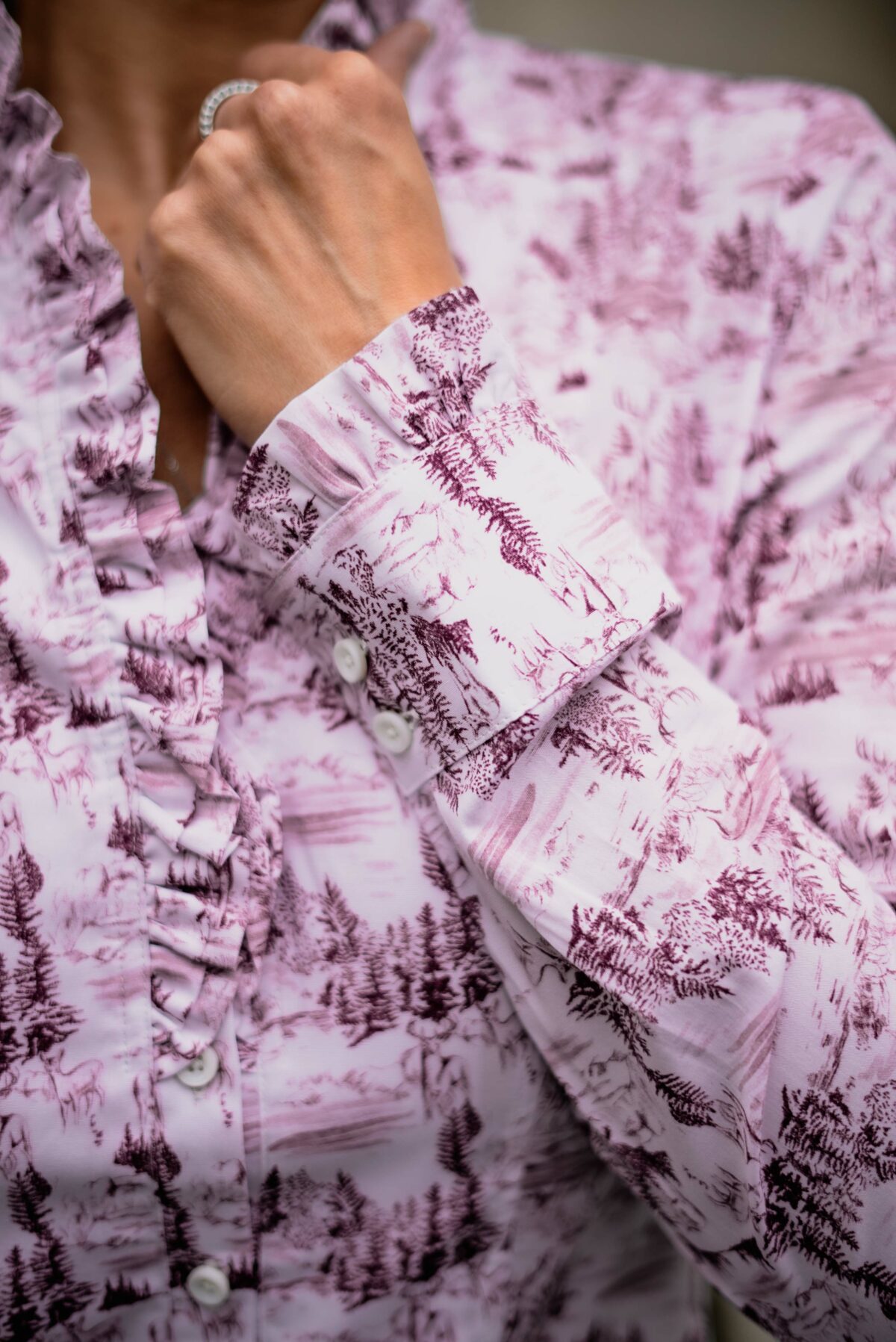 Hirschbluse mit Rüschenkragen – Bild 4