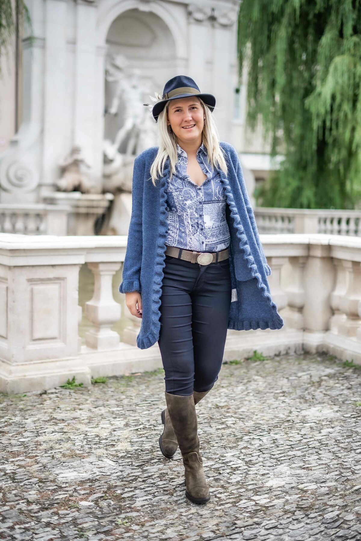 lange Strickjacke mit Rüschen
