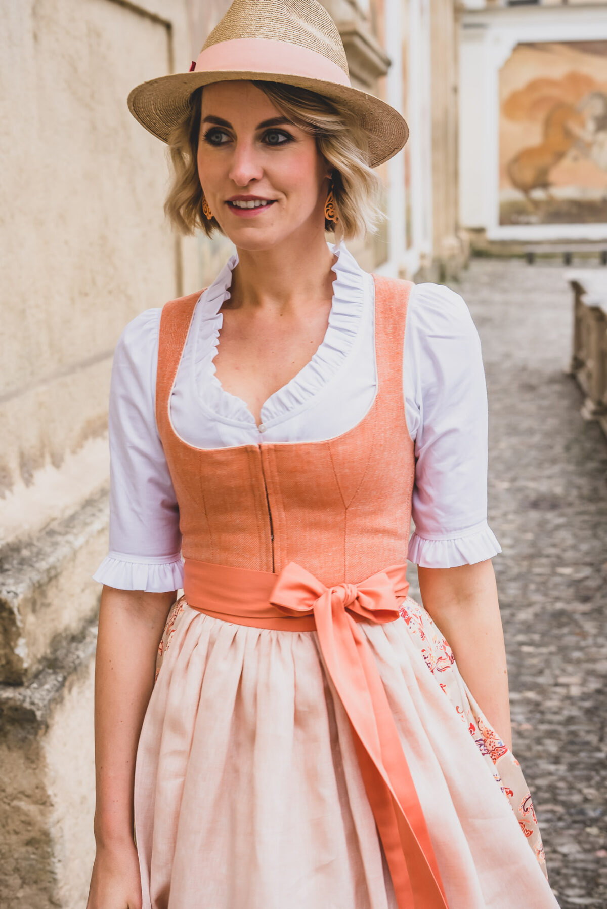 Dirndlbluse mit Rüschen am Ausschnitt
