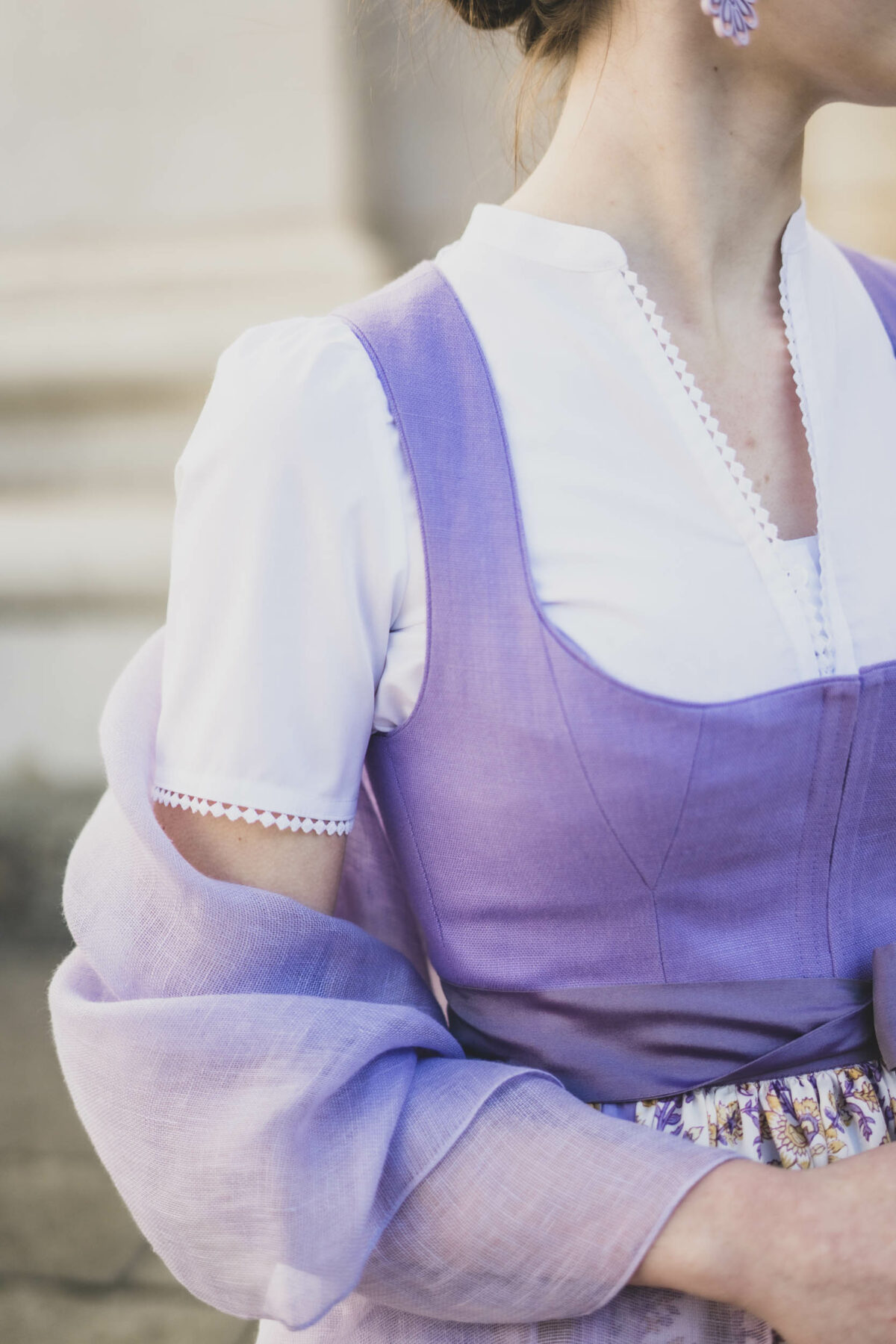 Dirndlbluse mit Stehkragen