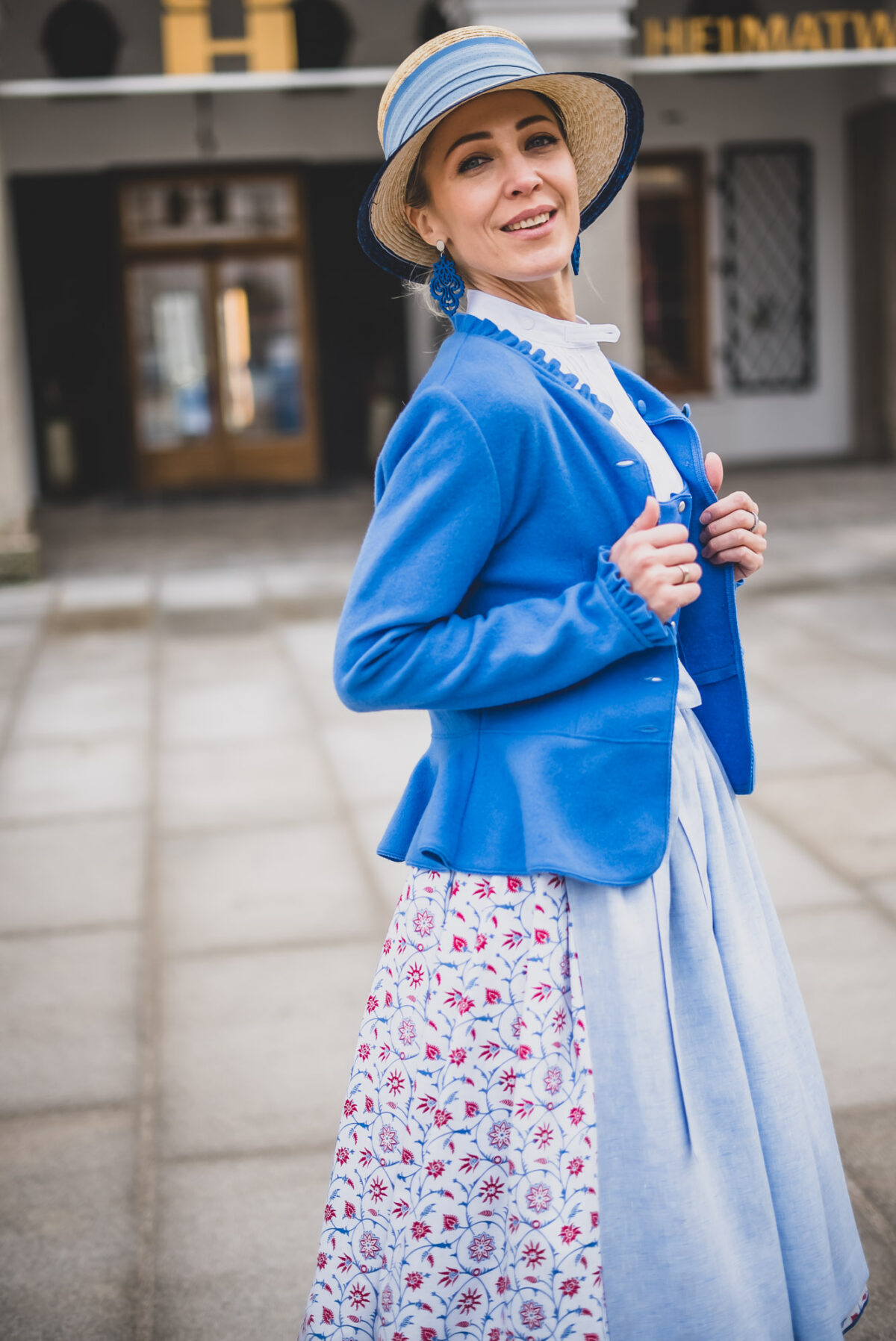 Strickjacke mit Rüschen und Schösserl blau