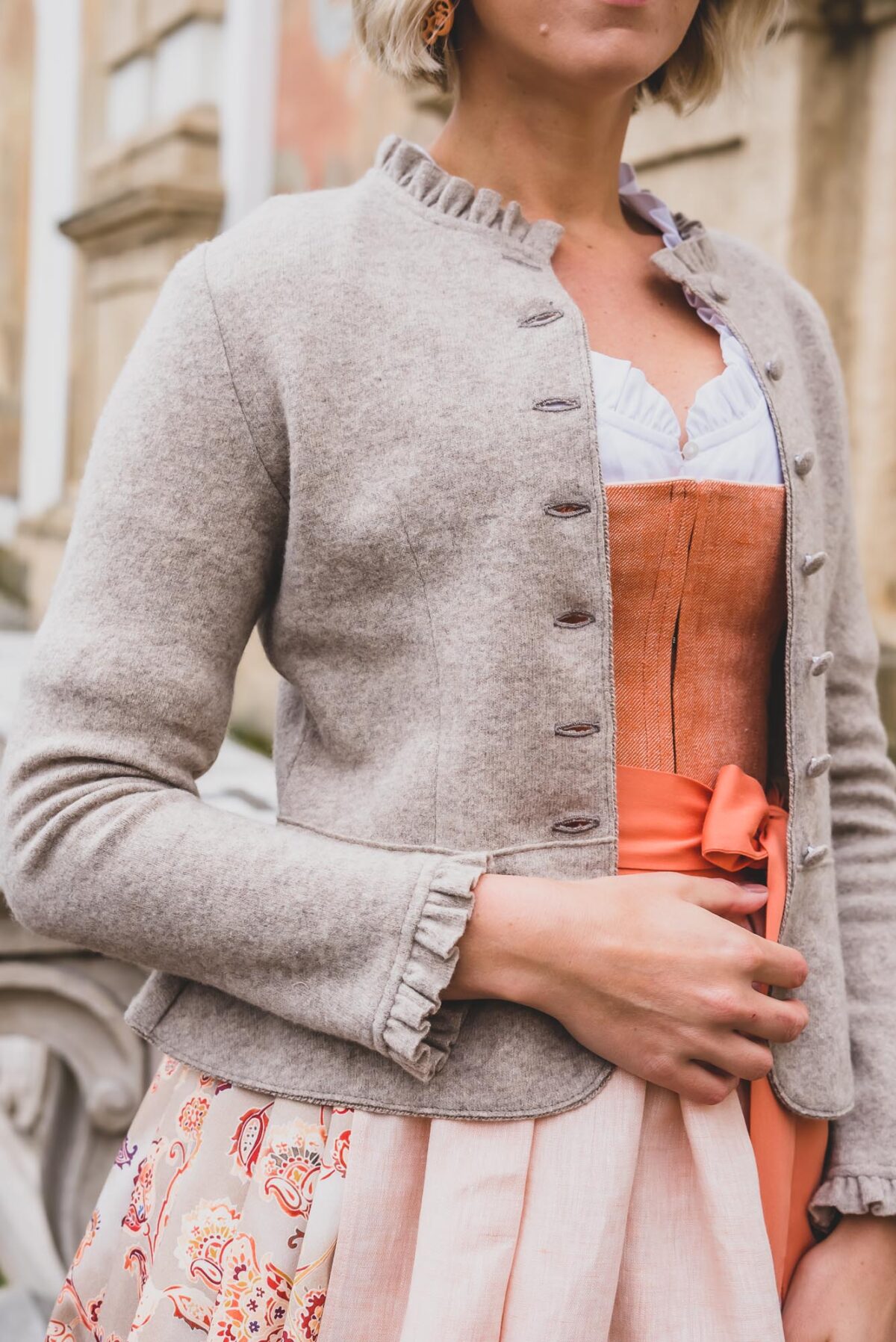 Strickjacke mit Rüschen und Schösserl beige