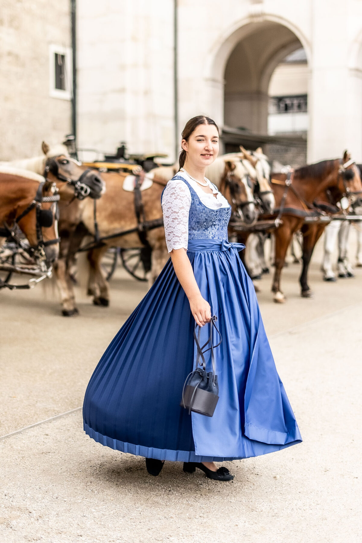 Festliches Dirndl in Blau mit Plisseerock
