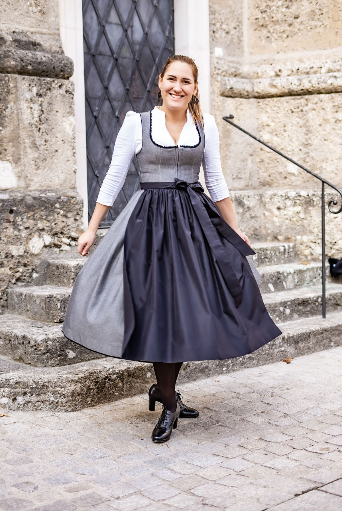 Dirndl Fiona mit Seidenschürze