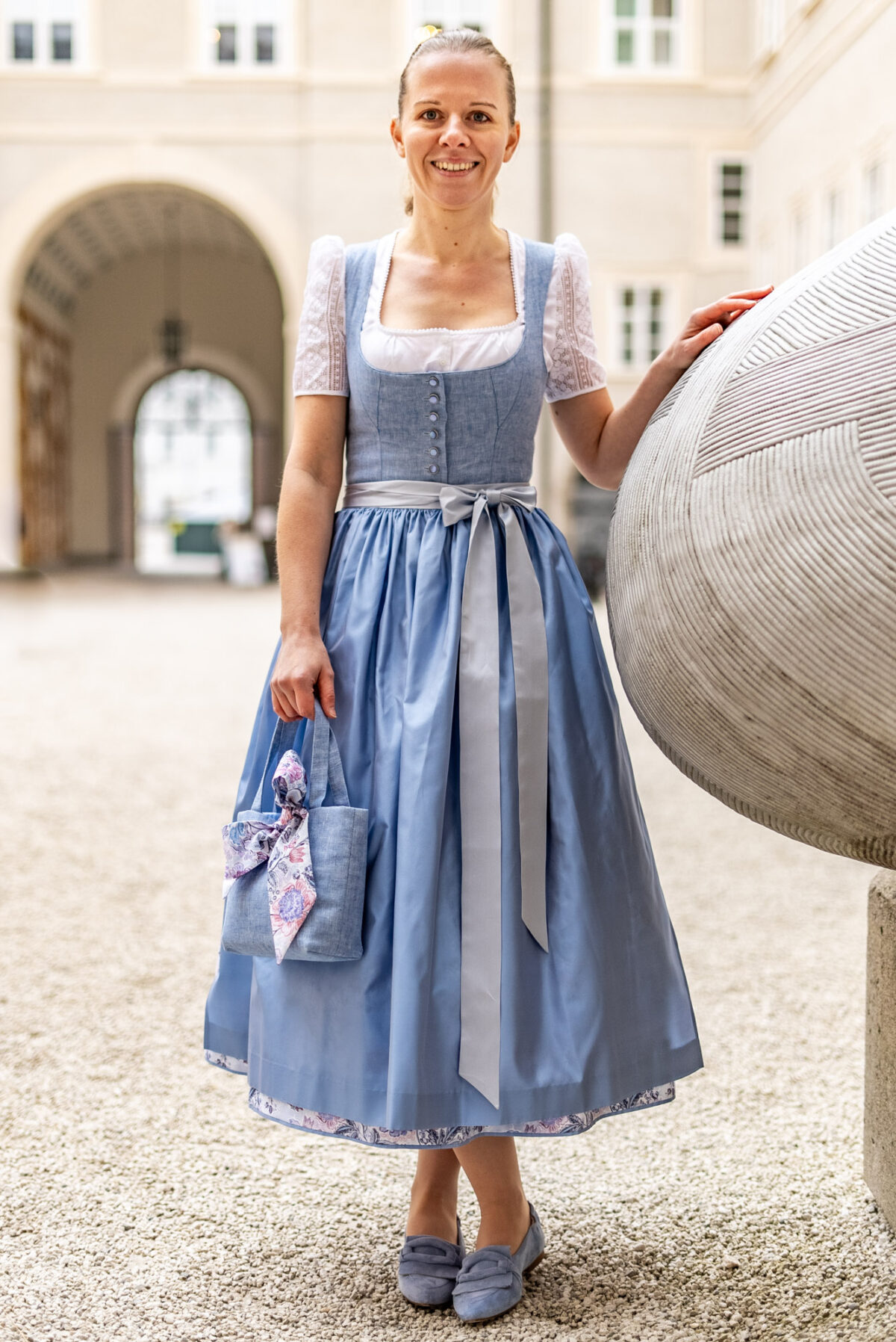 Dirndl mit Seidenschürze