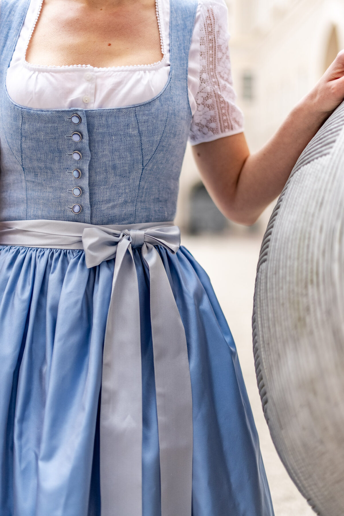 Dirndl mit Seidenschürze – Bild 4
