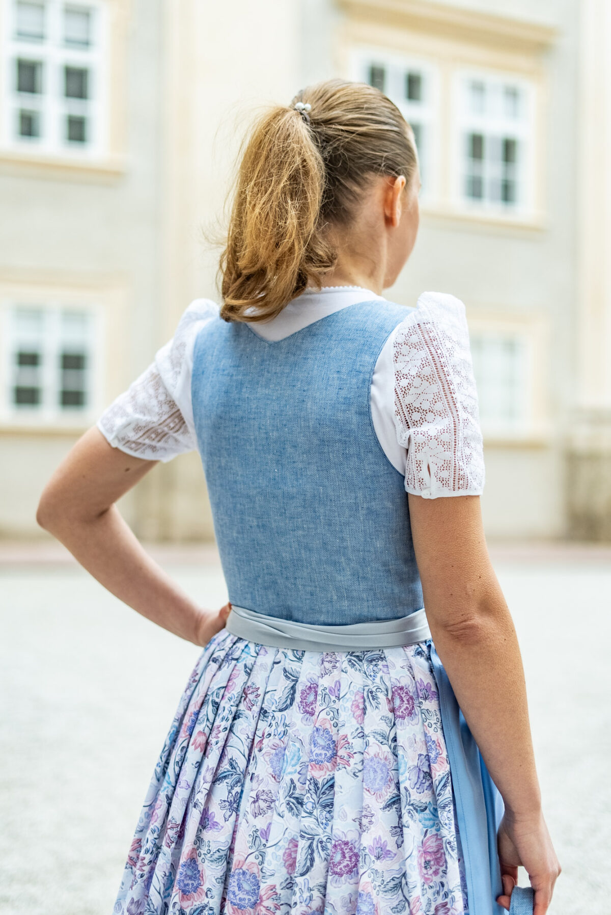 Dirndl mit Seidenschürze – Bild 6
