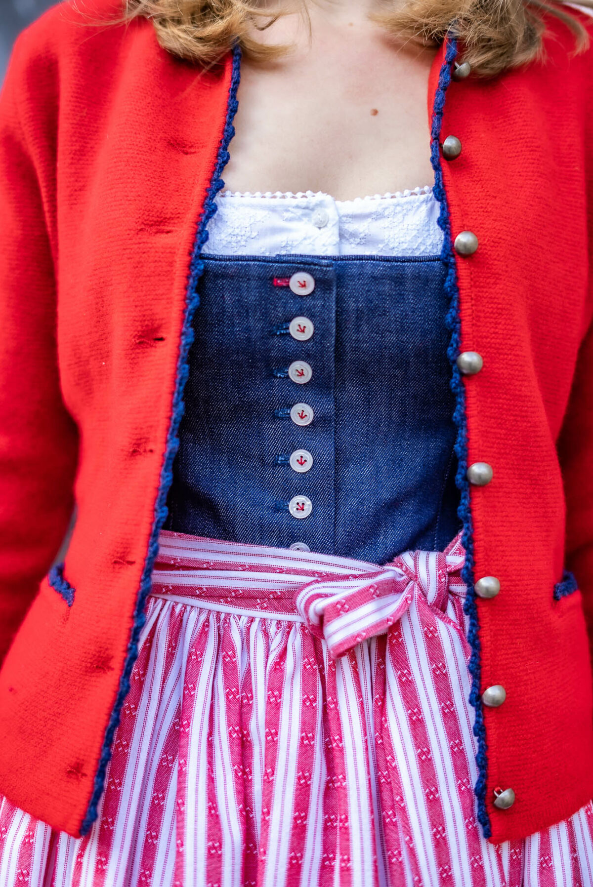 Damenstrickjacke mit Schößerl – Bild 4