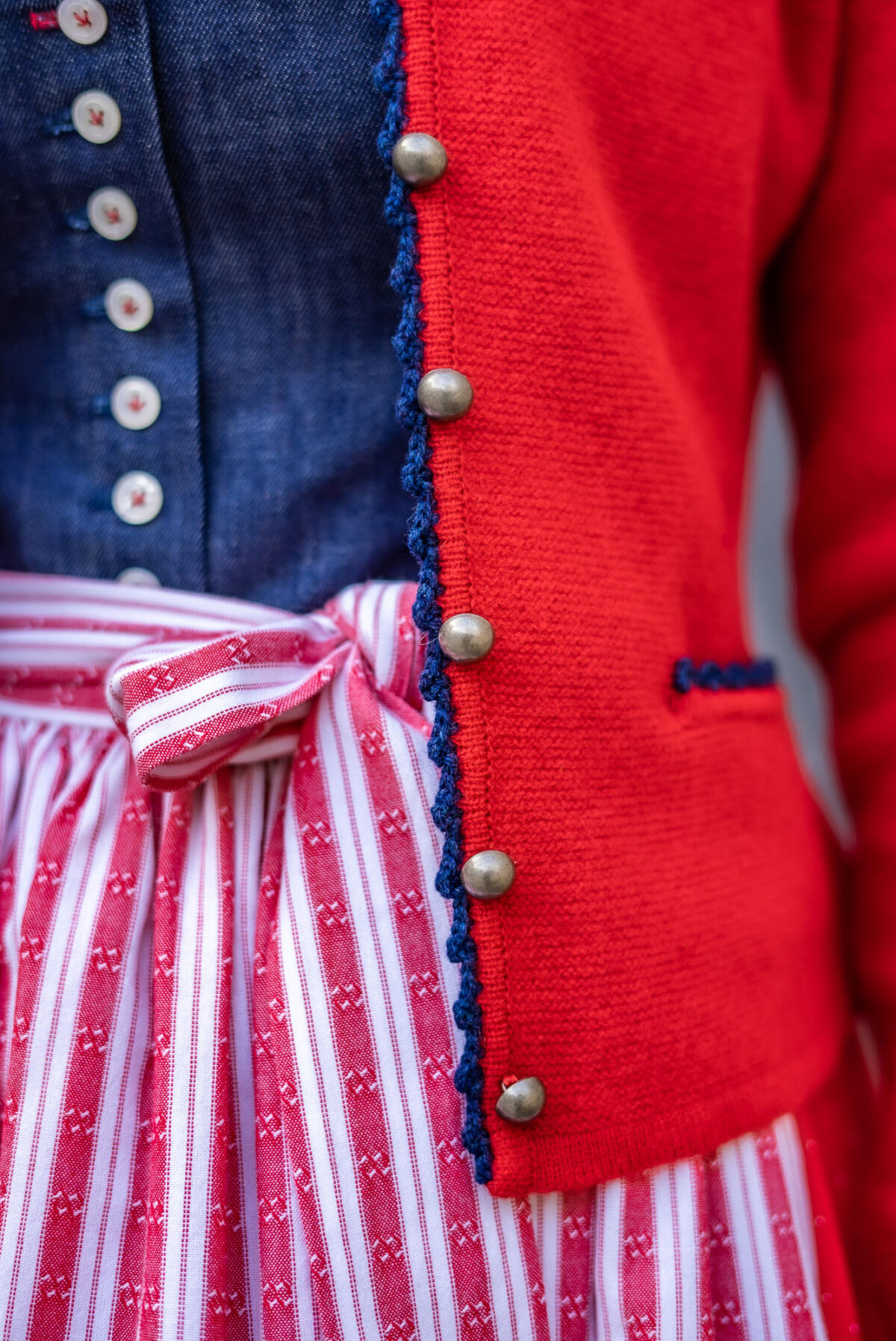 Damenstrickjacke mit Schößerl – Bild 3