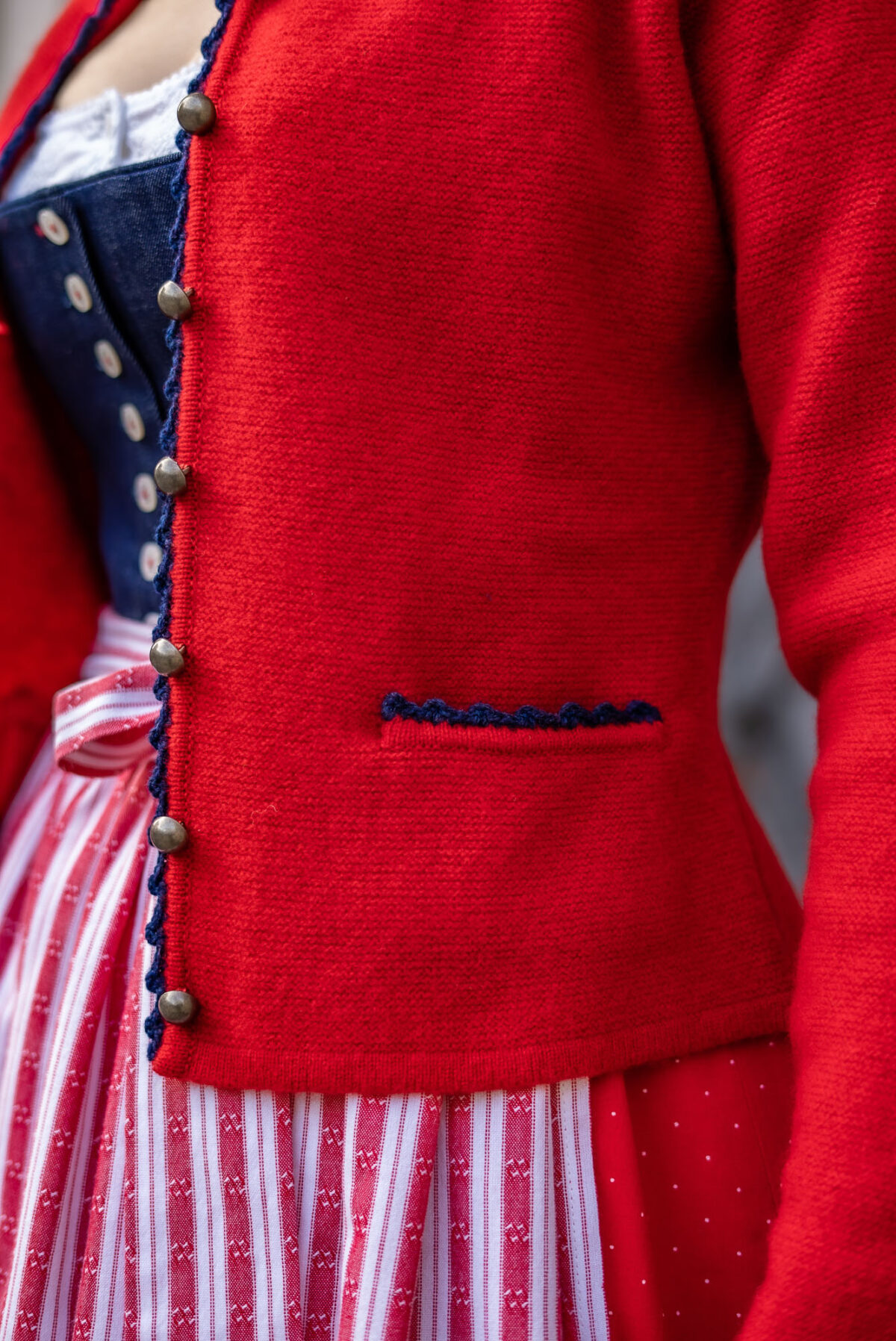 Damenstrickjacke mit Schößerl – Bild 5