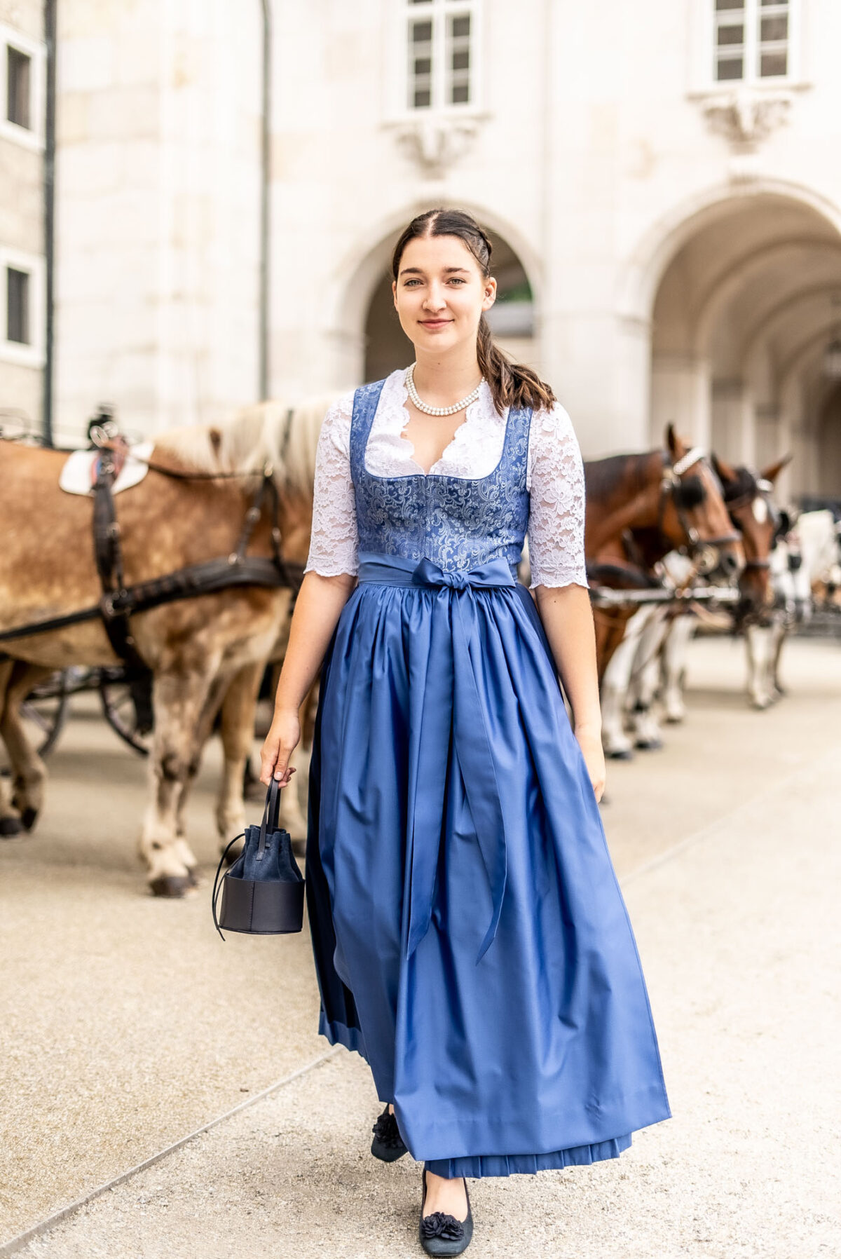 Festliches Dirndl in Blau mit Plisseerock – Bild 2