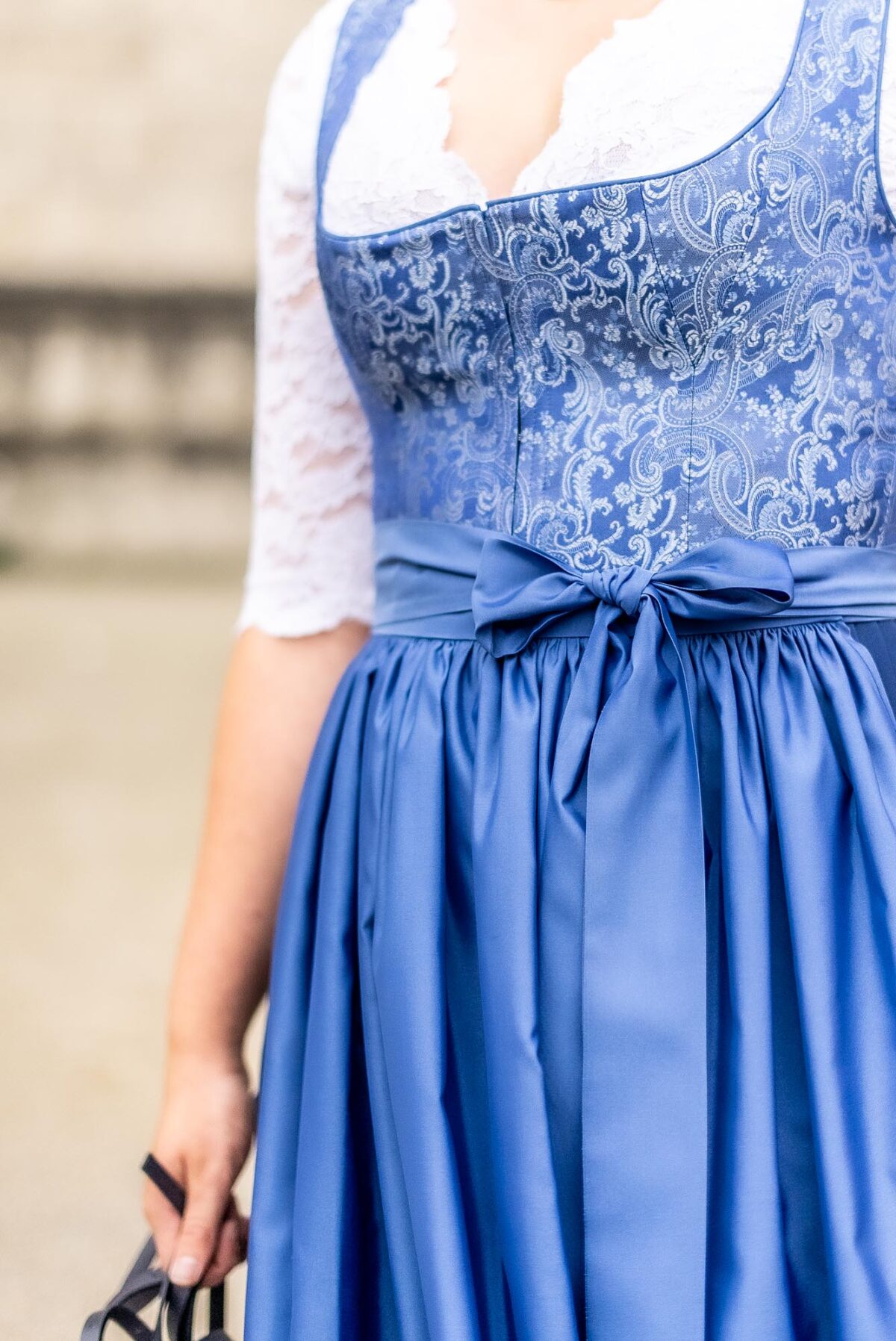Festliches Dirndl in Blau mit Plisseerock – Bild 5