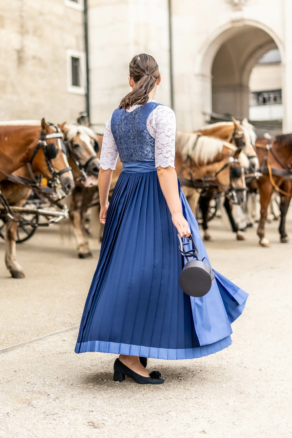 Festliches Dirndl in Blau mit Plisseerock – Bild 3