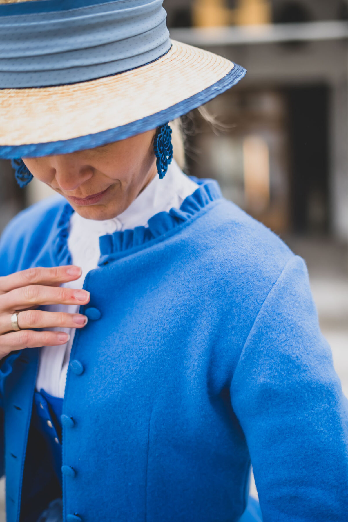 Strickjacke mit Rüschen und Schösserl blau – Bild 2