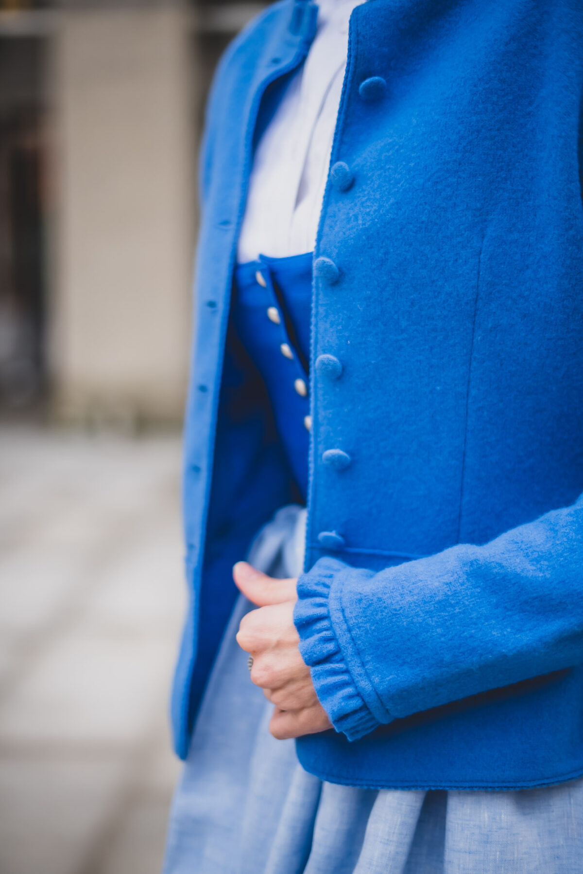 Strickjacke mit Rüschen und Schösserl blau – Bild 4