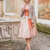 Strickjacke mit Rüschen und Schösserl beige – Bild 2
