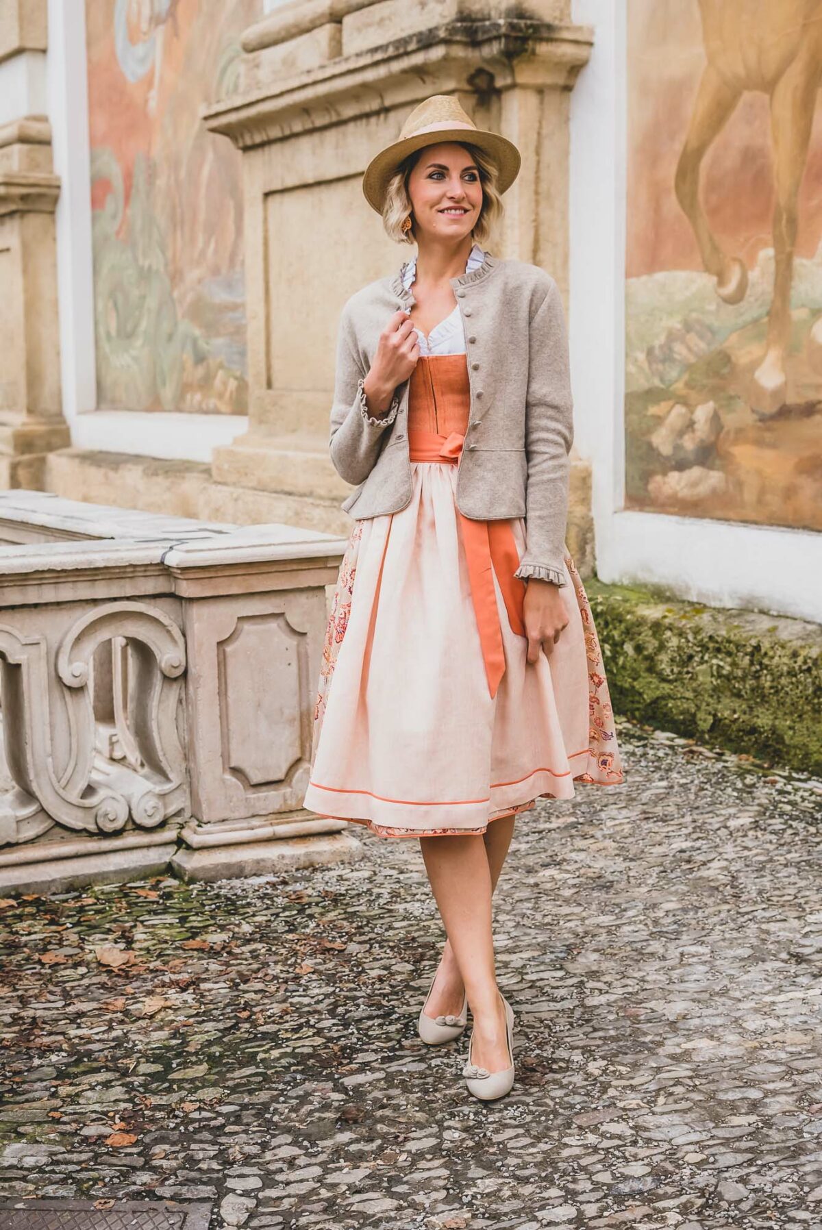 Strickjacke mit Rüschen und Schösserl beige – Bild 2
