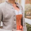 Strickjacke mit Rüschen und Schösserl beige – Bild 3