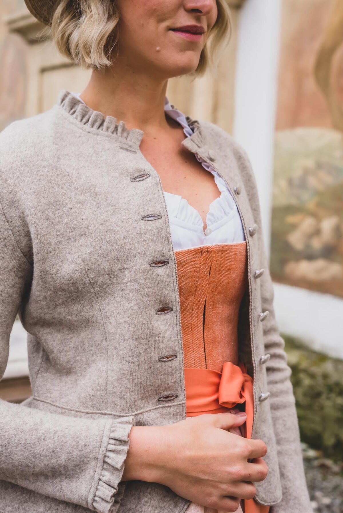 Strickjacke mit Rüschen und Schösserl beige – Bild 3