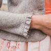Strickjacke mit Rüschen und Schösserl beige – Bild 5