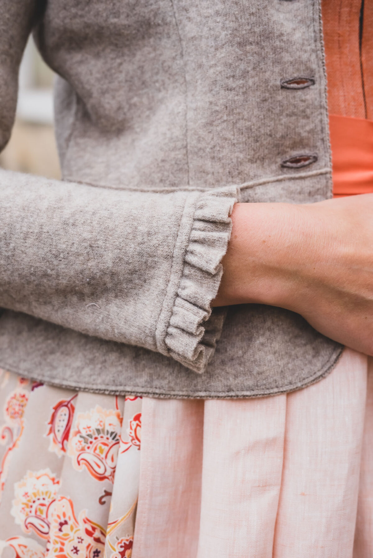 Strickjacke mit Rüschen und Schösserl beige – Bild 5