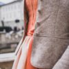 Strickjacke mit Rüschen und Schösserl beige – Bild 4
