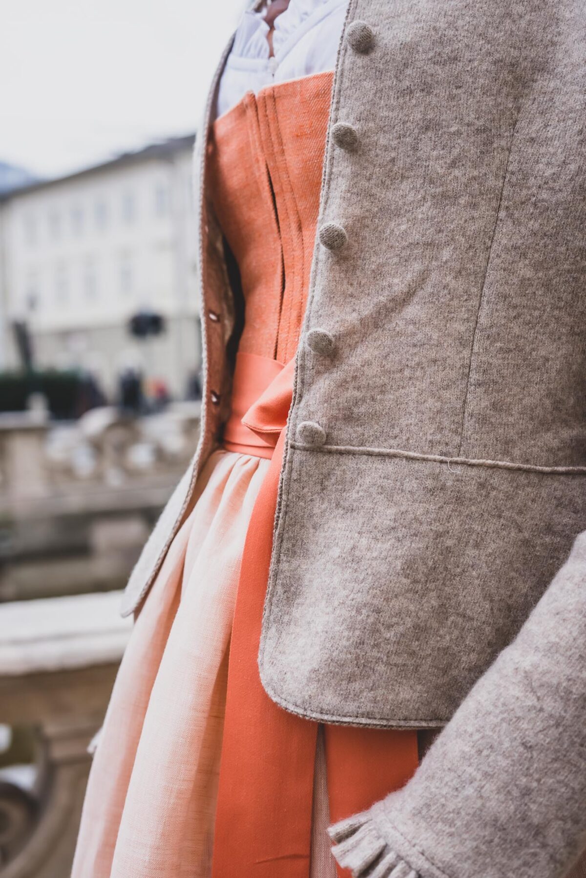 Strickjacke mit Rüschen und Schösserl beige – Bild 4