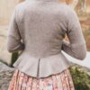 Strickjacke mit Rüschen und Schösserl beige – Bild 6