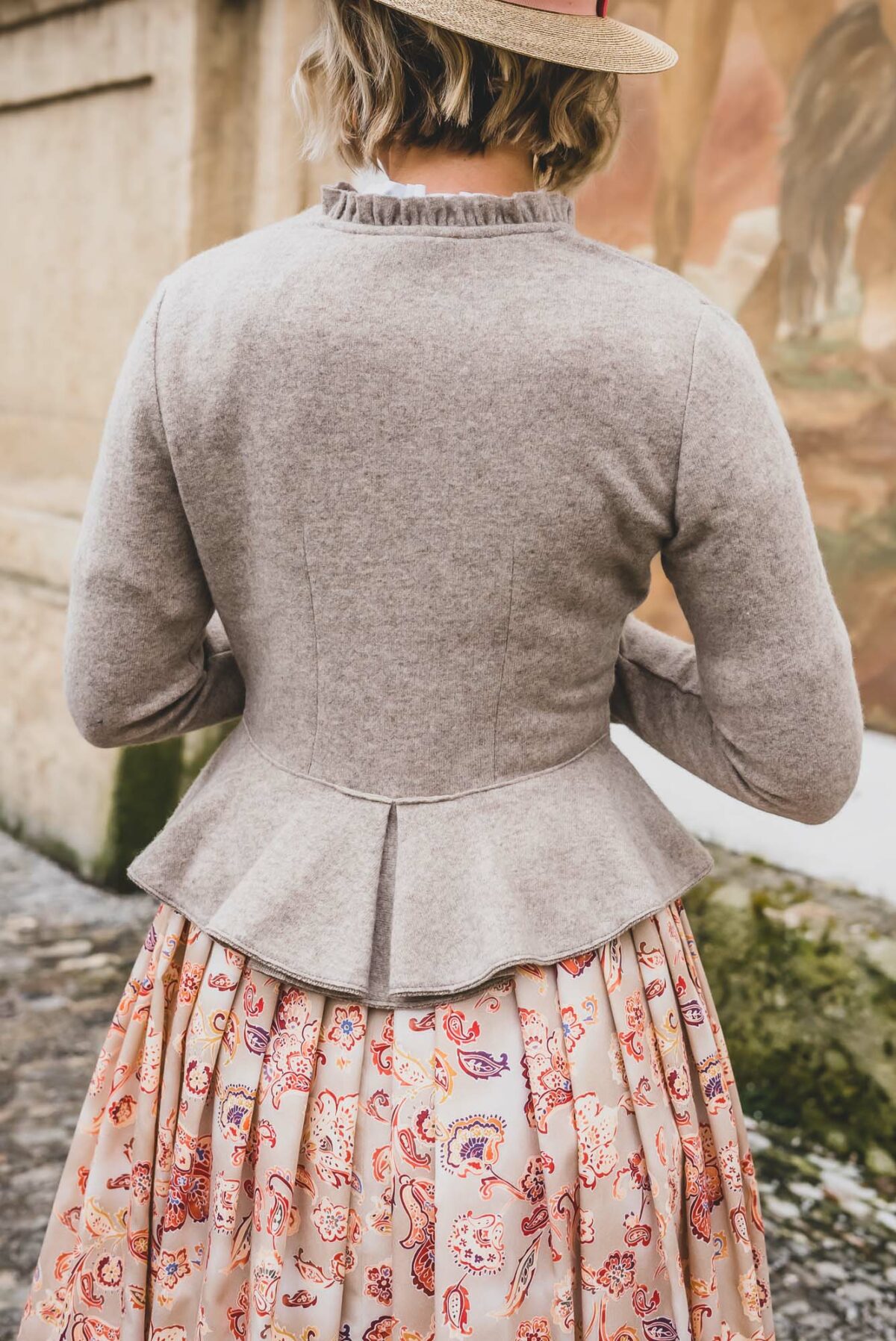 Strickjacke mit Rüschen und Schösserl beige – Bild 6