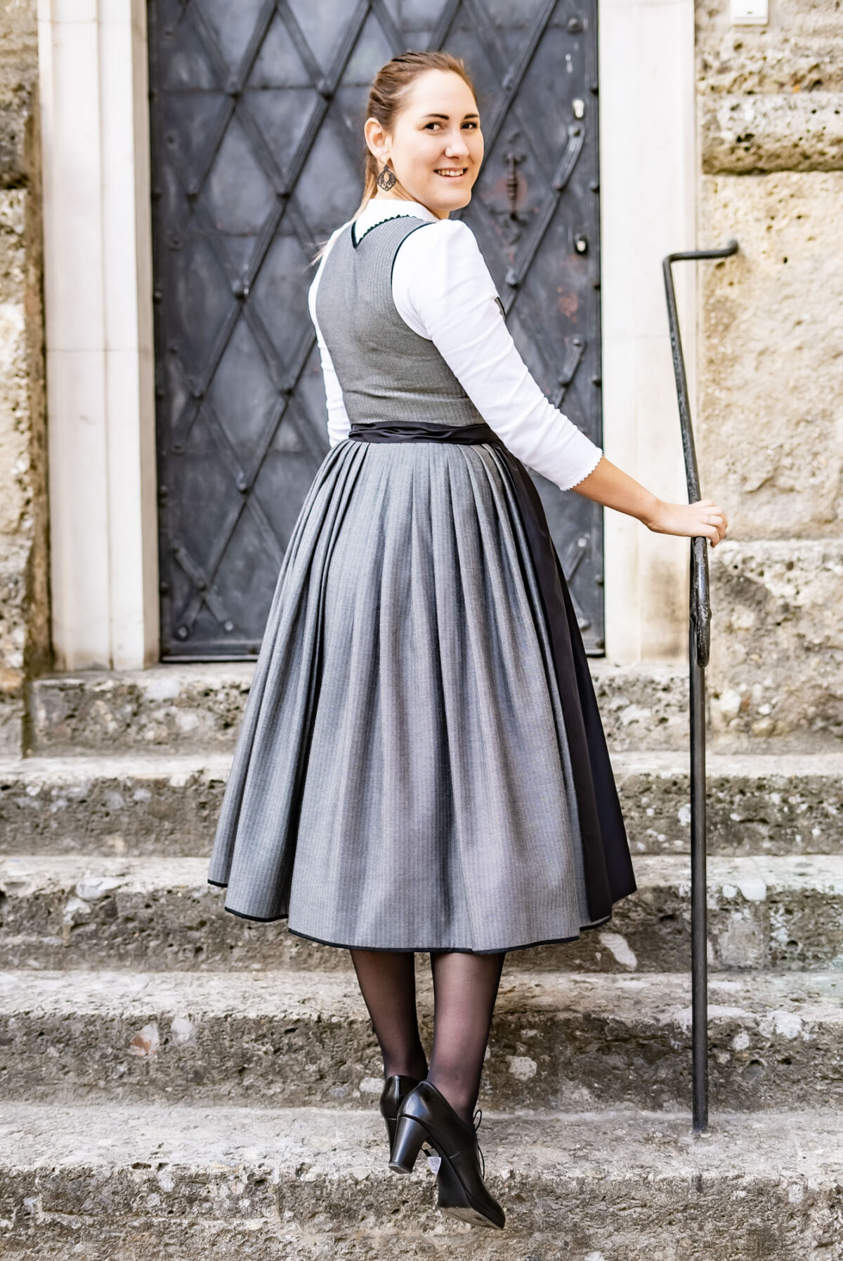 Dirndl Fiona mit Seidenschürze – Bild 2