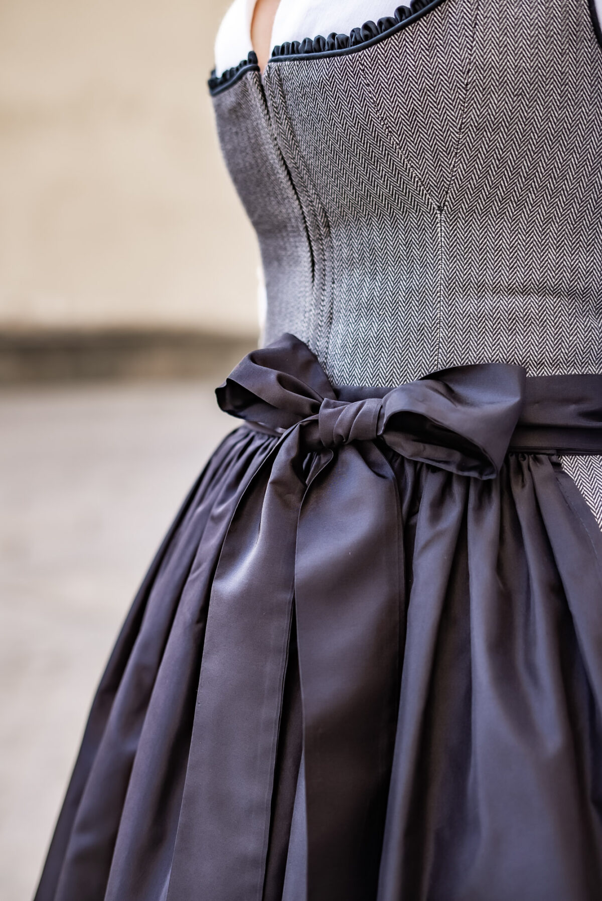 Dirndl Fiona mit Seidenschürze – Bild 4