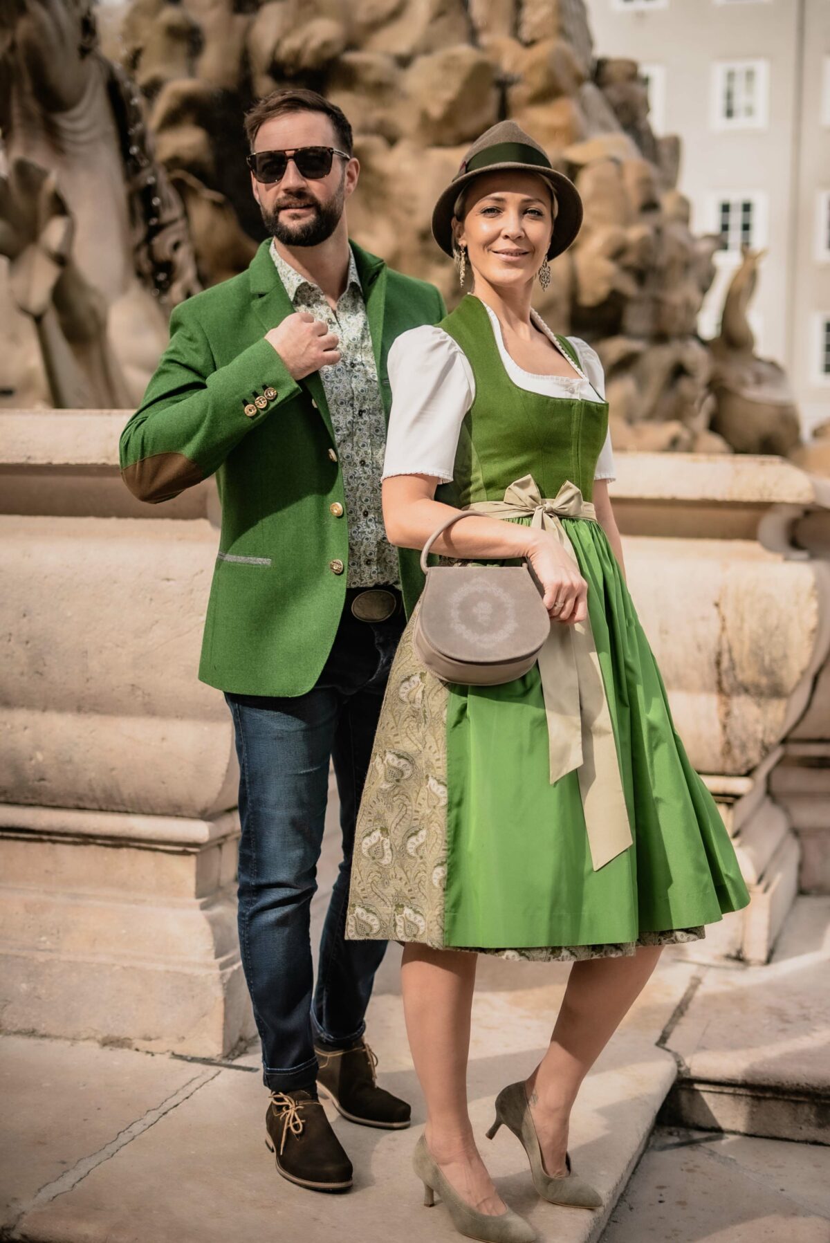 Lodendirndl mit Seidenschürze – Bild 6