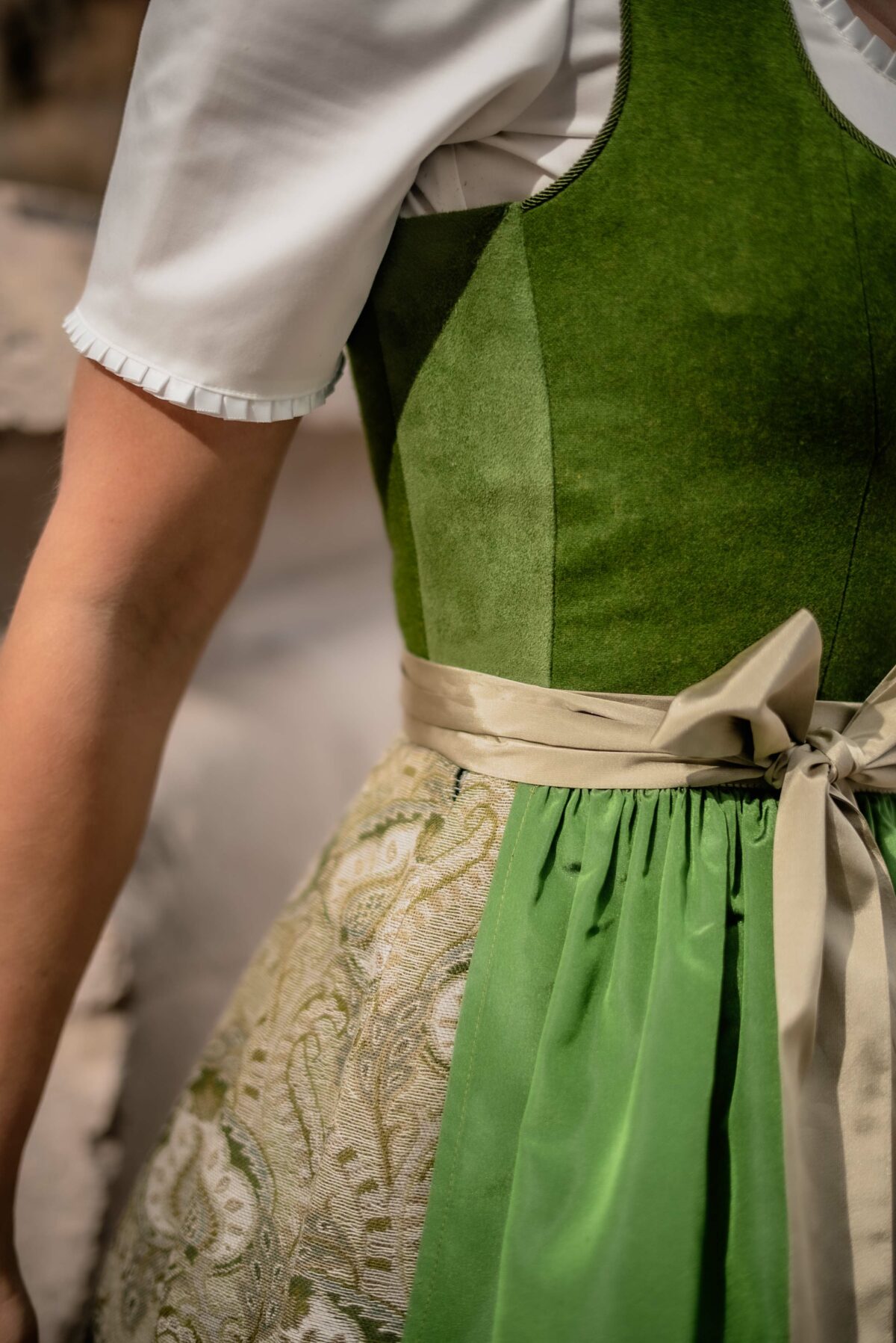Lodendirndl mit Seidenschürze – Bild 2
