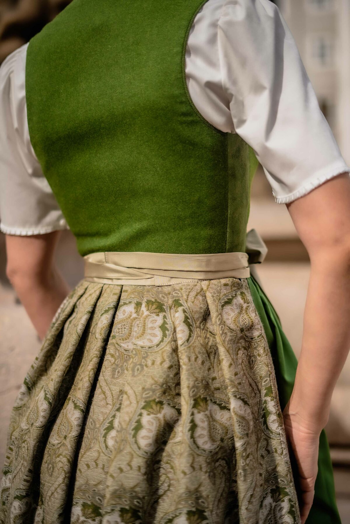 Lodendirndl mit Seidenschürze – Bild 3