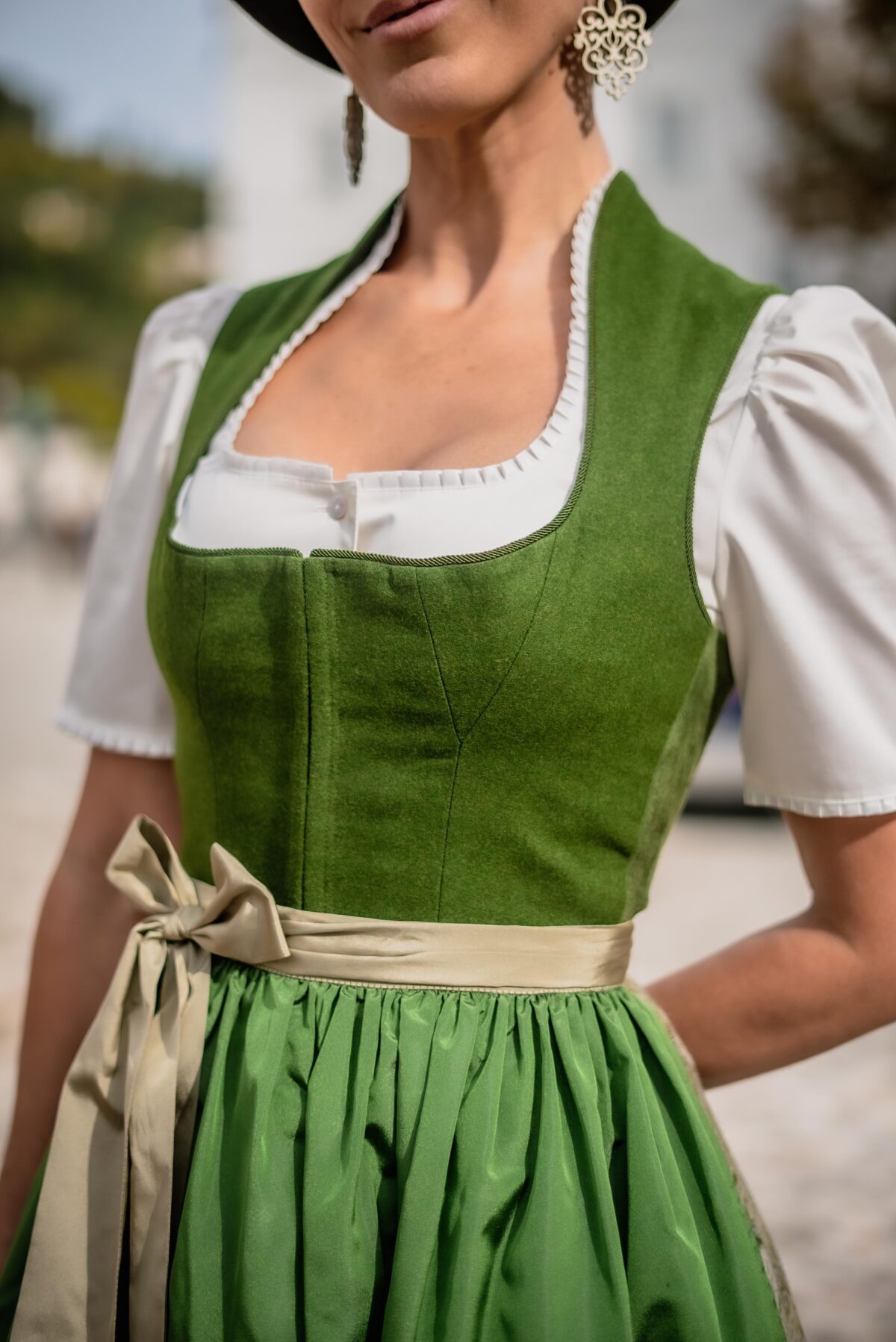 Lodendirndl mit Seidenschürze – Bild 4