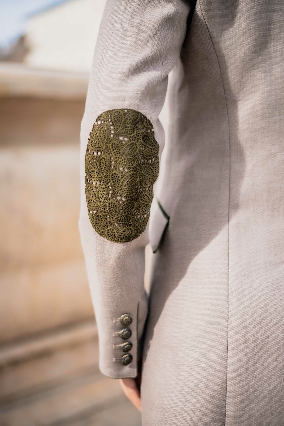 Gehrock in taupe mit grün – Bild 3