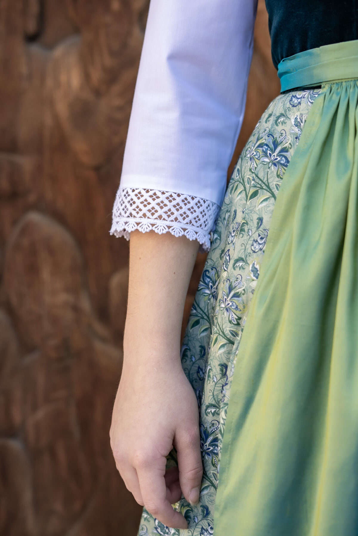 Heimatwerk Samtdirndl Efeu – Bild 5