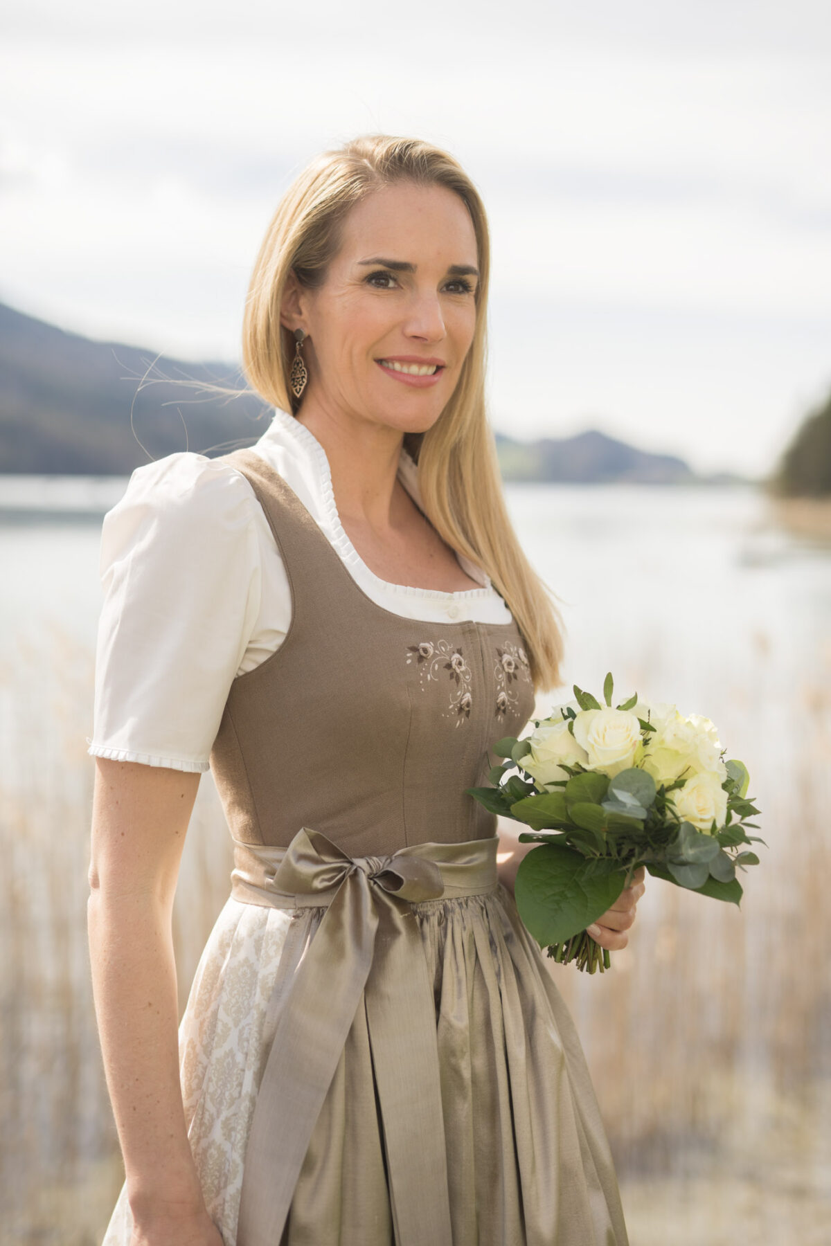 Heimatwerk Dirndl mit Handstickerei – Bild 2